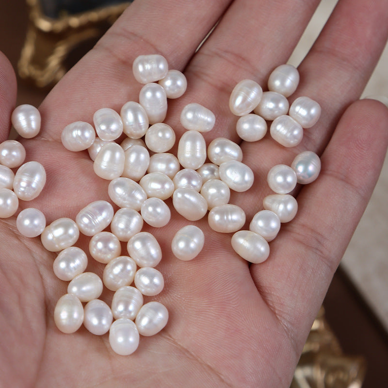 Natural freshwater rice pearl beads 6-7mm displayed in a ceramic leaf-shaped dish